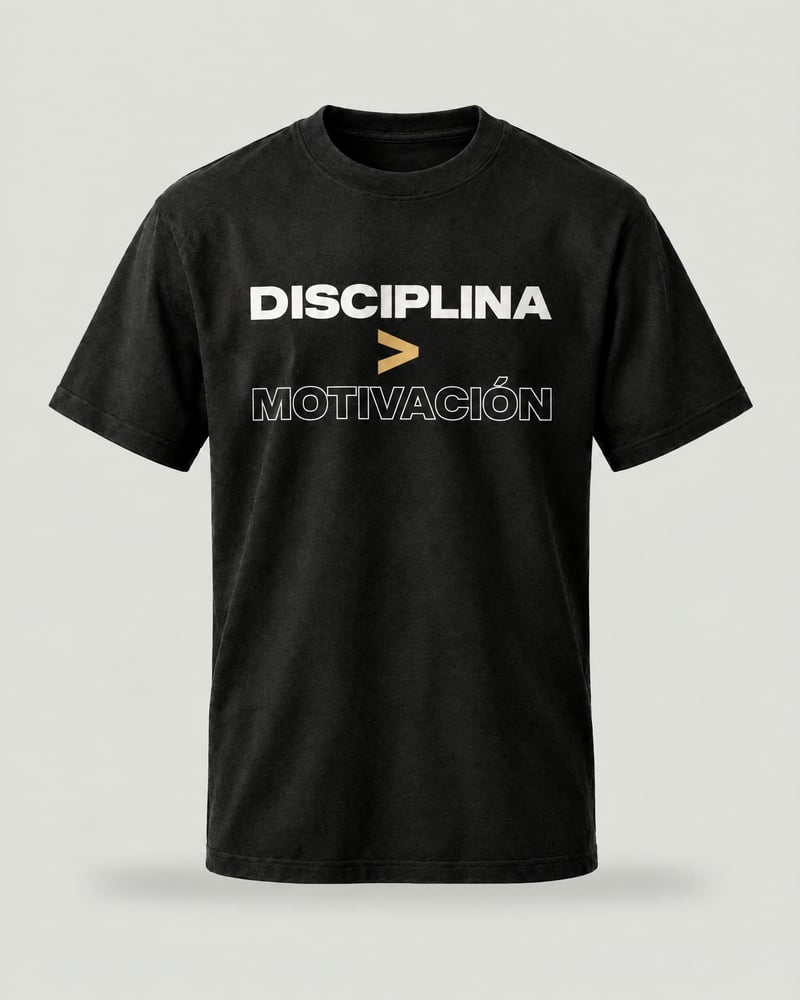 Camiseta «Disciplina > motivación», color negro, delante