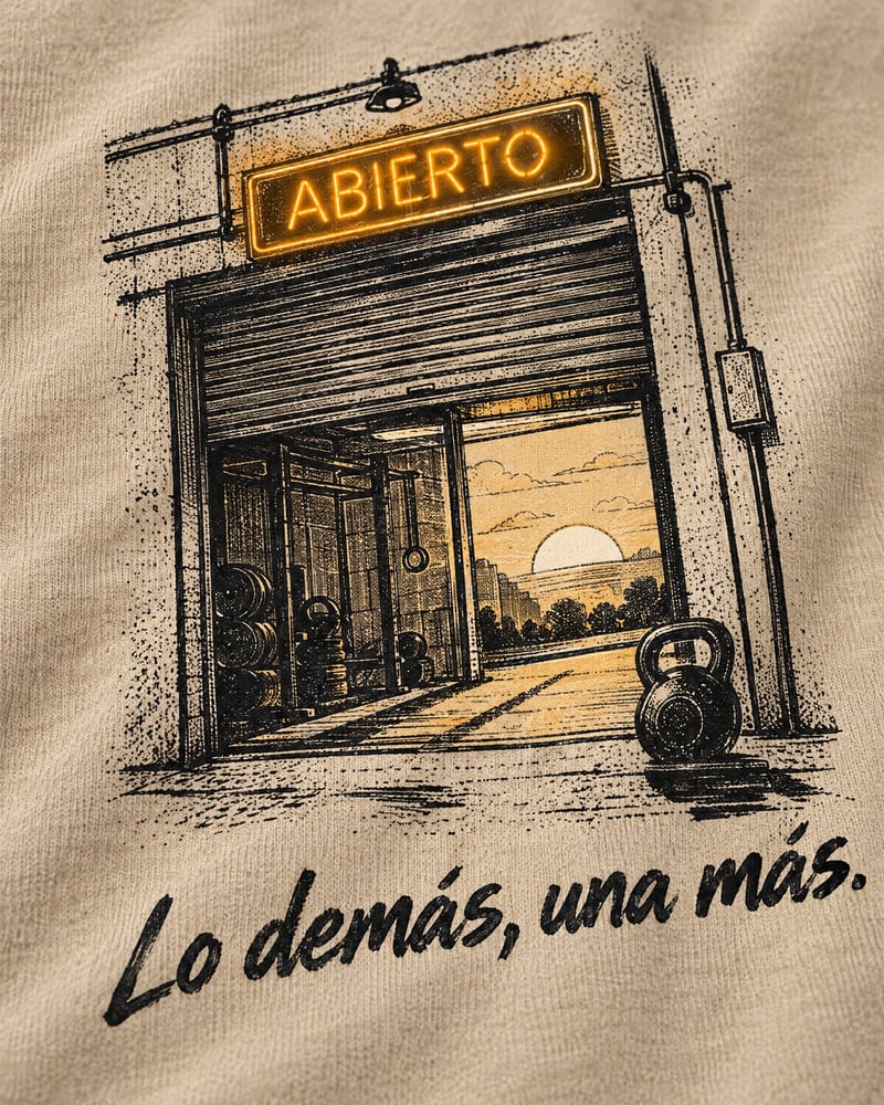 Camiseta oversize «Lo difícil es venir», detalle del estampado