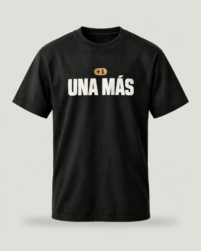 Camiseta oversize «Una más», color negro, delante