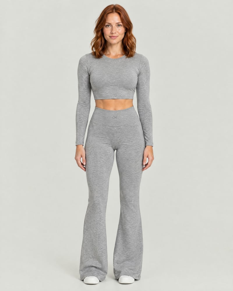 Conjunto Studio · top de manga larga y mallas acampanadas, color gris jaspeado, delante