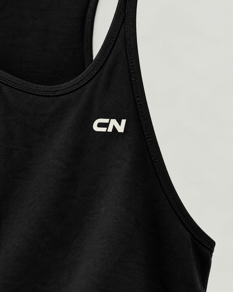 Camiseta de tirantes de sisa baja, detalle del estampado