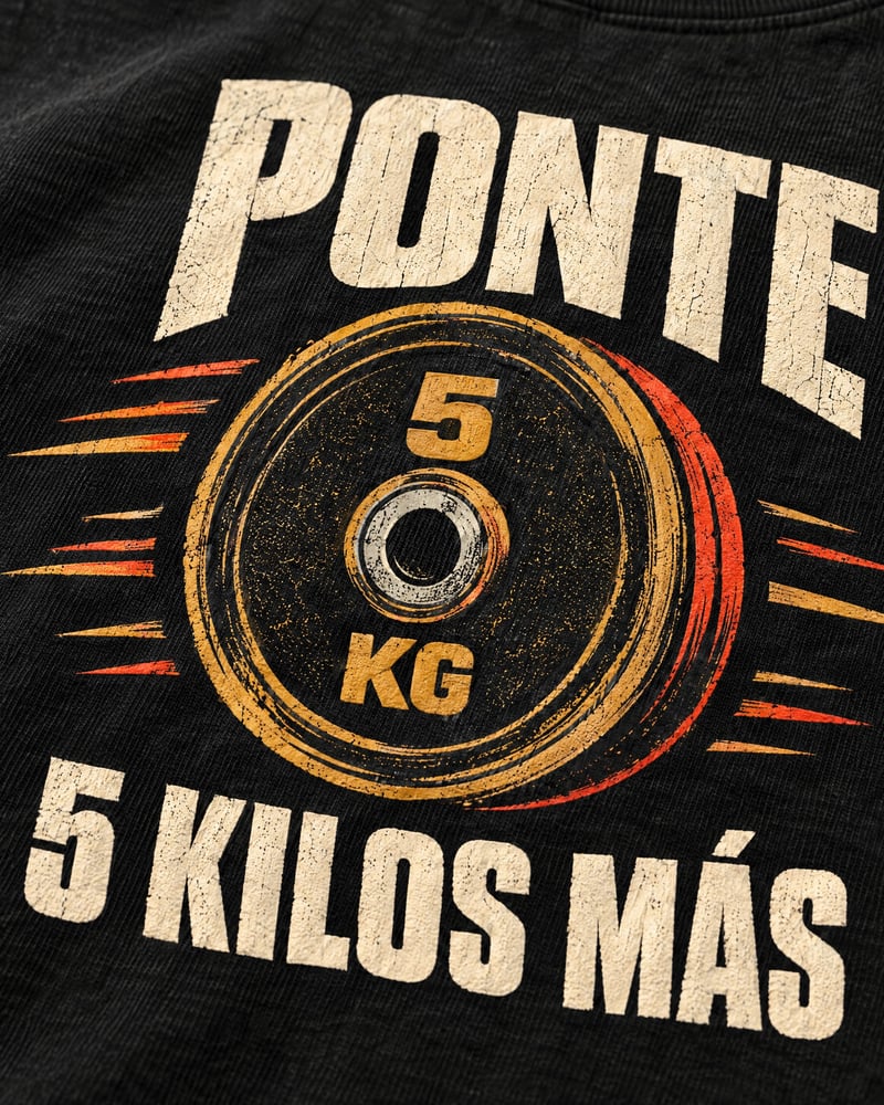 Camiseta oversize «Ponte 5 kilos más», detalle del estampado