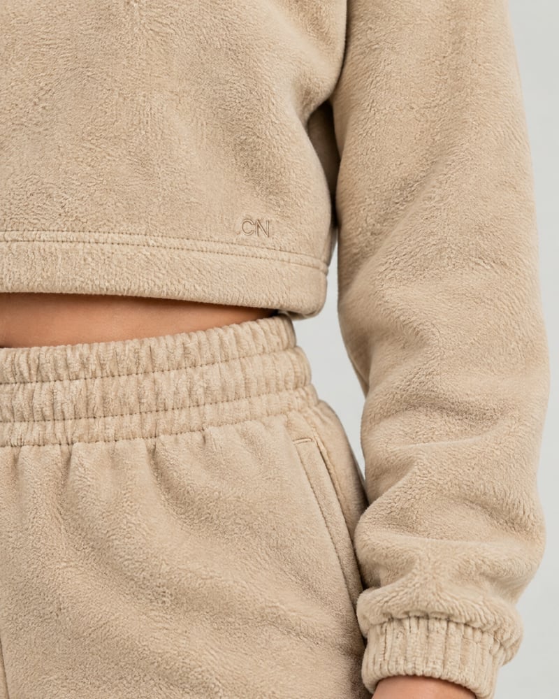 Conjunto Lounge · sudadera corta y jogger, detalle del estampado