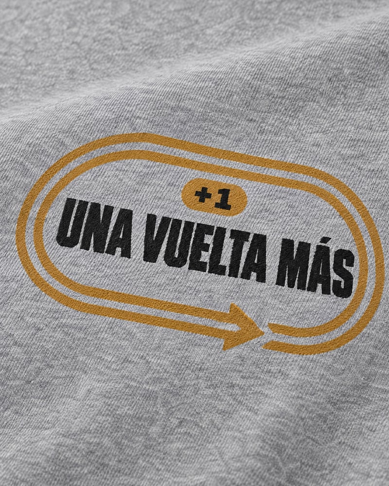 Sudadera con capucha «Una vuelta más», detalle del estampado