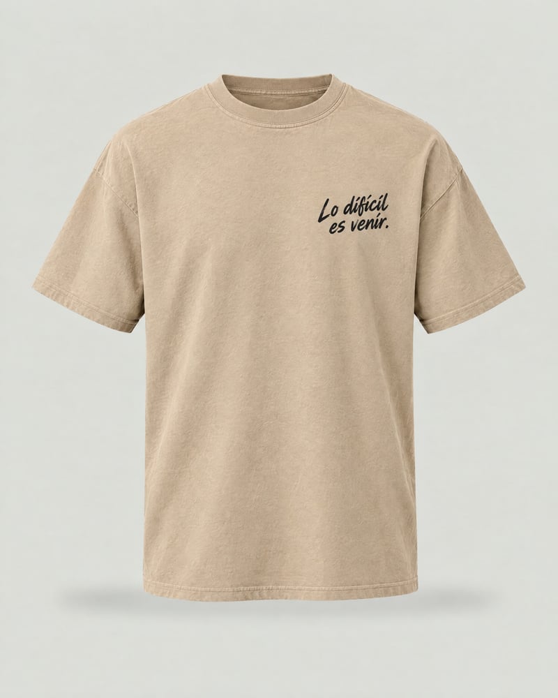 Camiseta oversize «Lo difícil es venir», color arena, delante