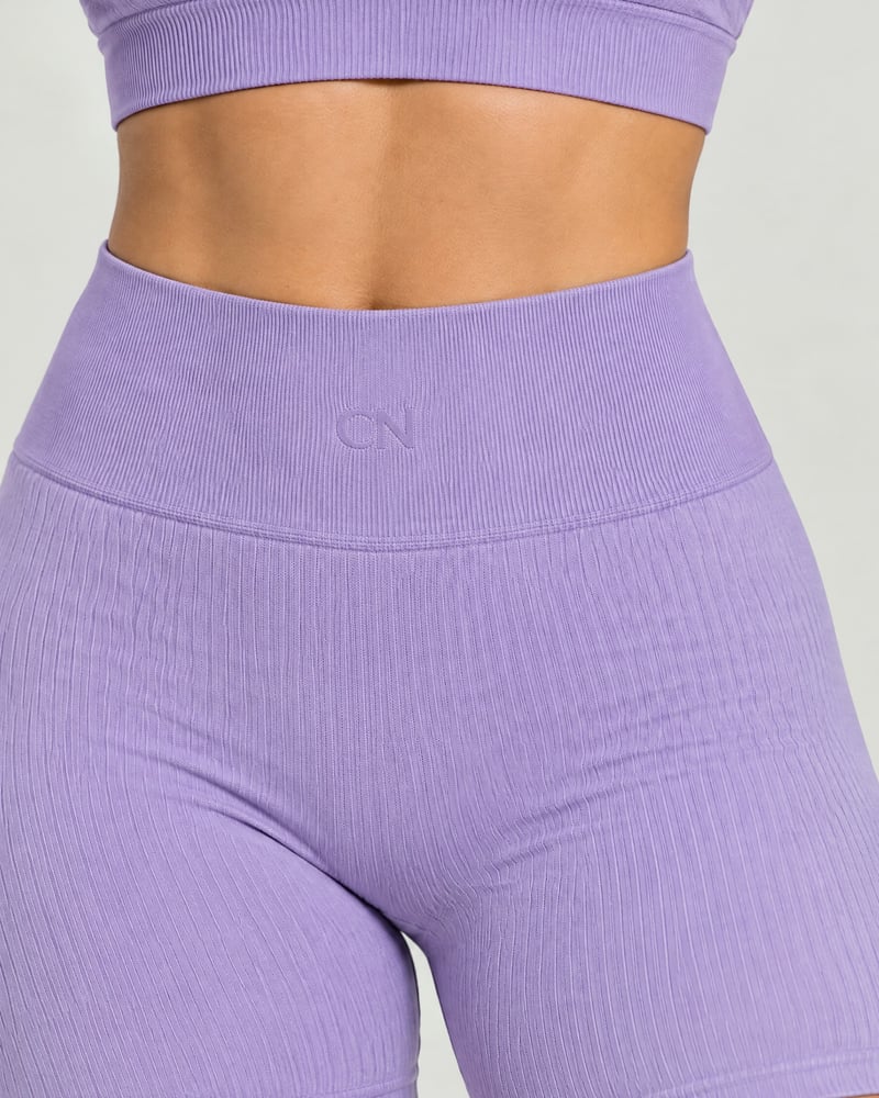 Conjunto Contour · sujetador de tirantes finos y pantalón corto, detalle del estampado