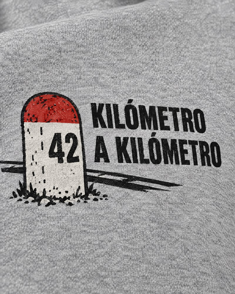 Sudadera con capucha «Kilómetro a kilómetro», detalle del estampado