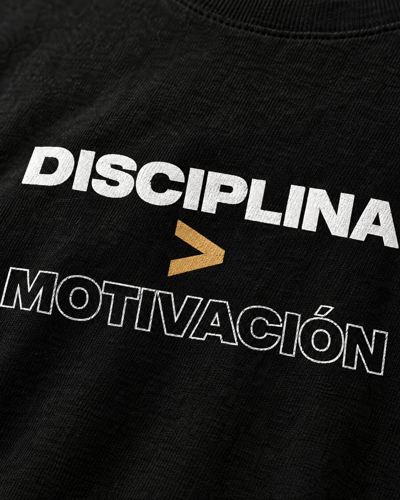 Camiseta «Disciplina > motivación», detalle del estampado