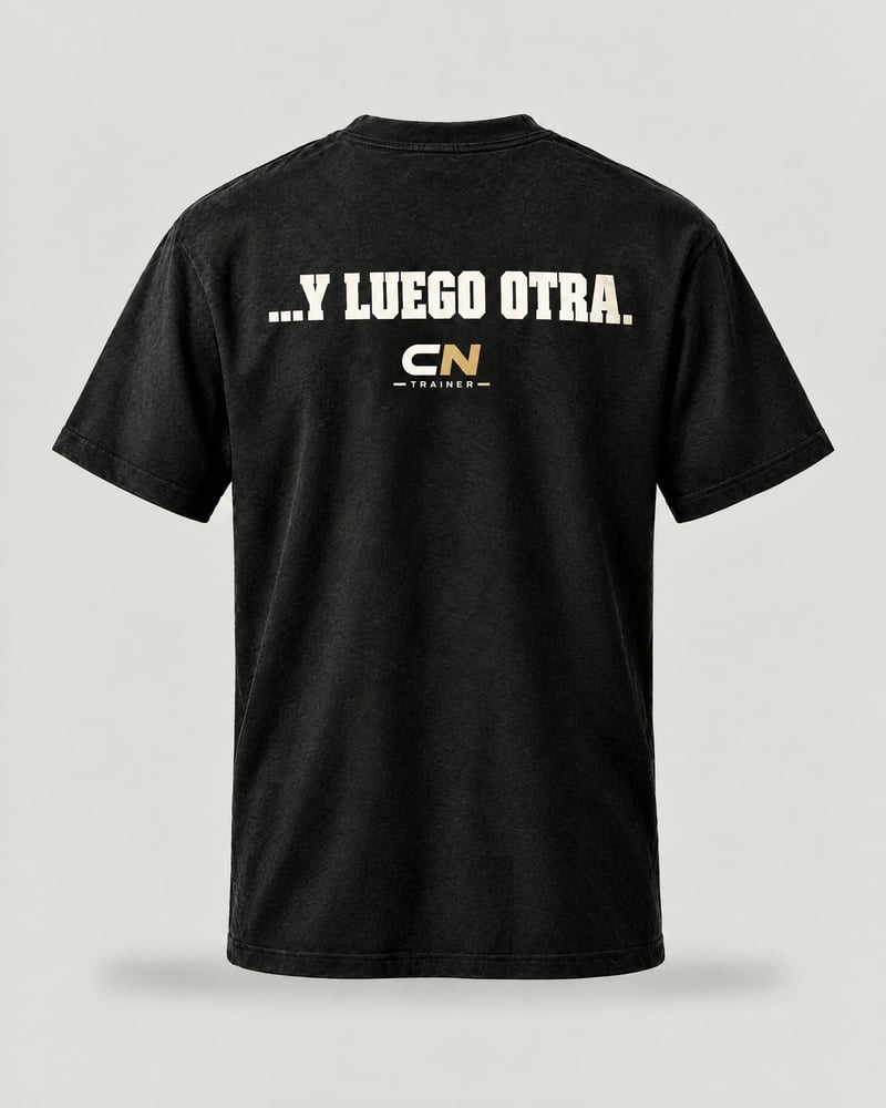 Camiseta oversize «Una más», color negro, espalda