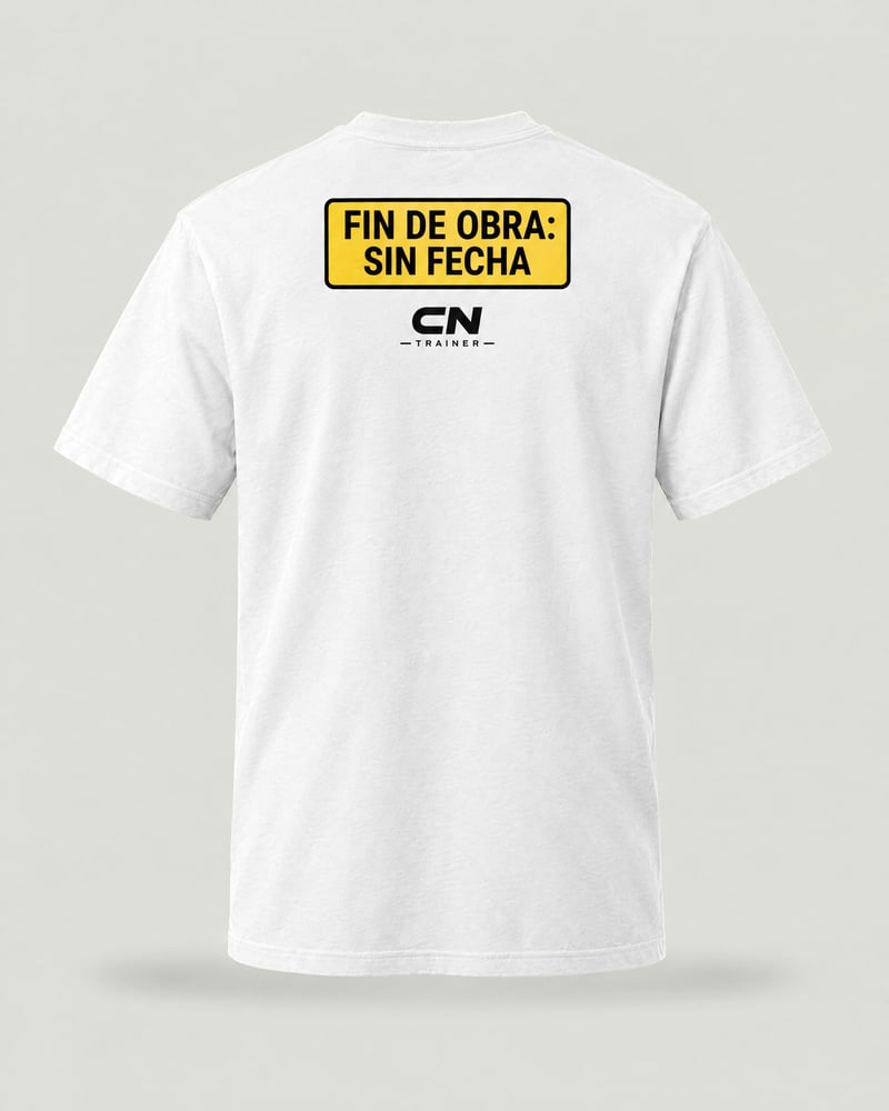 Camiseta «Cuerpo en obras», color blanco, espalda