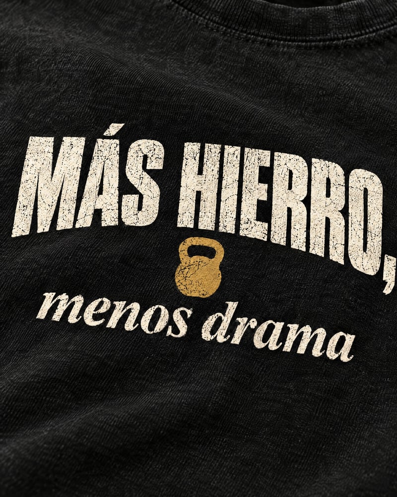 Camiseta oversize «Más hierro, menos drama», detalle del estampado