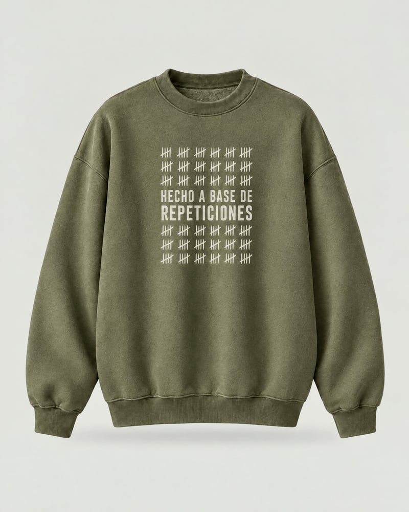 Sudadera oversize «Hecho a base de repeticiones», color oliva, delante
