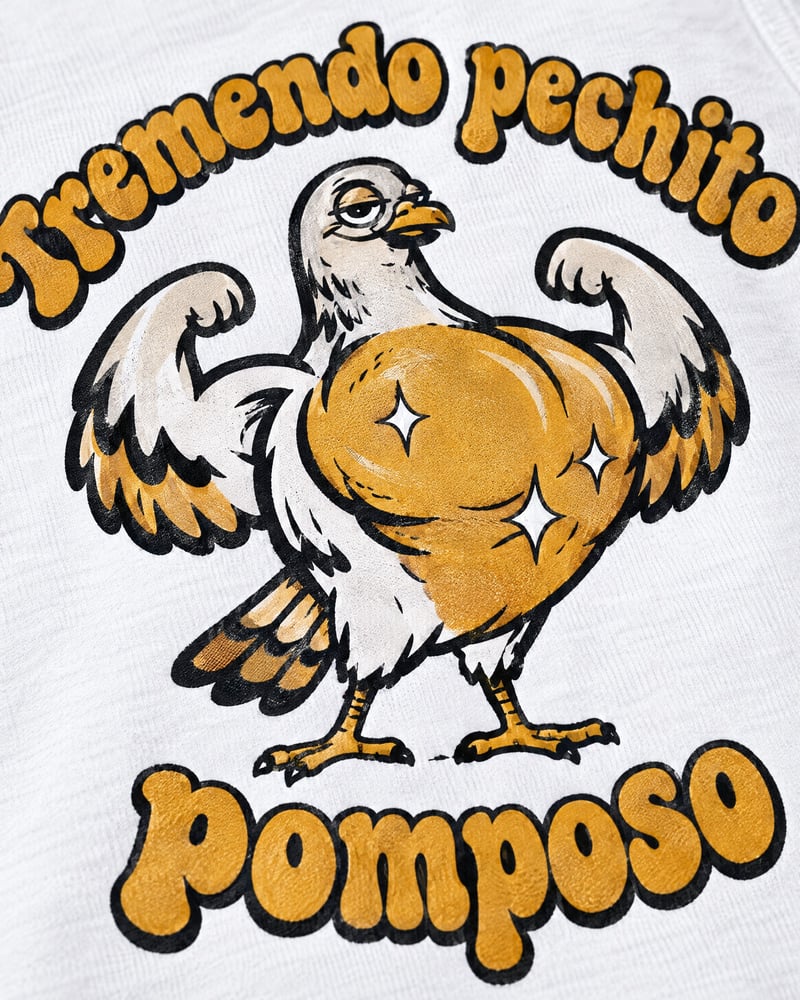 Camiseta de tirantes «Tremendo pechito pomposo», detalle del estampado