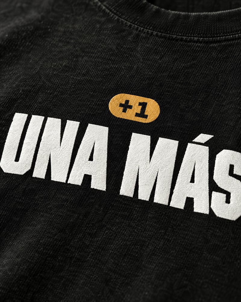 Camiseta oversize «Una más», detalle del estampado