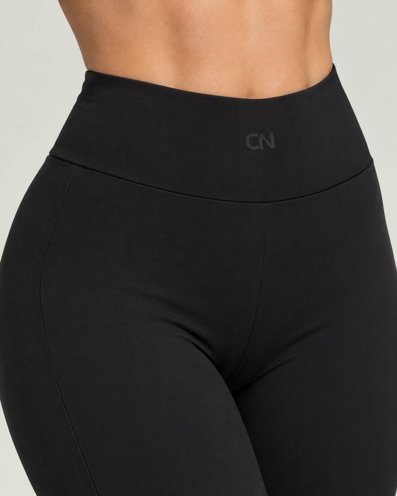 Conjunto Sculpt · top cruzado y pantalón ciclista, detalle del estampado