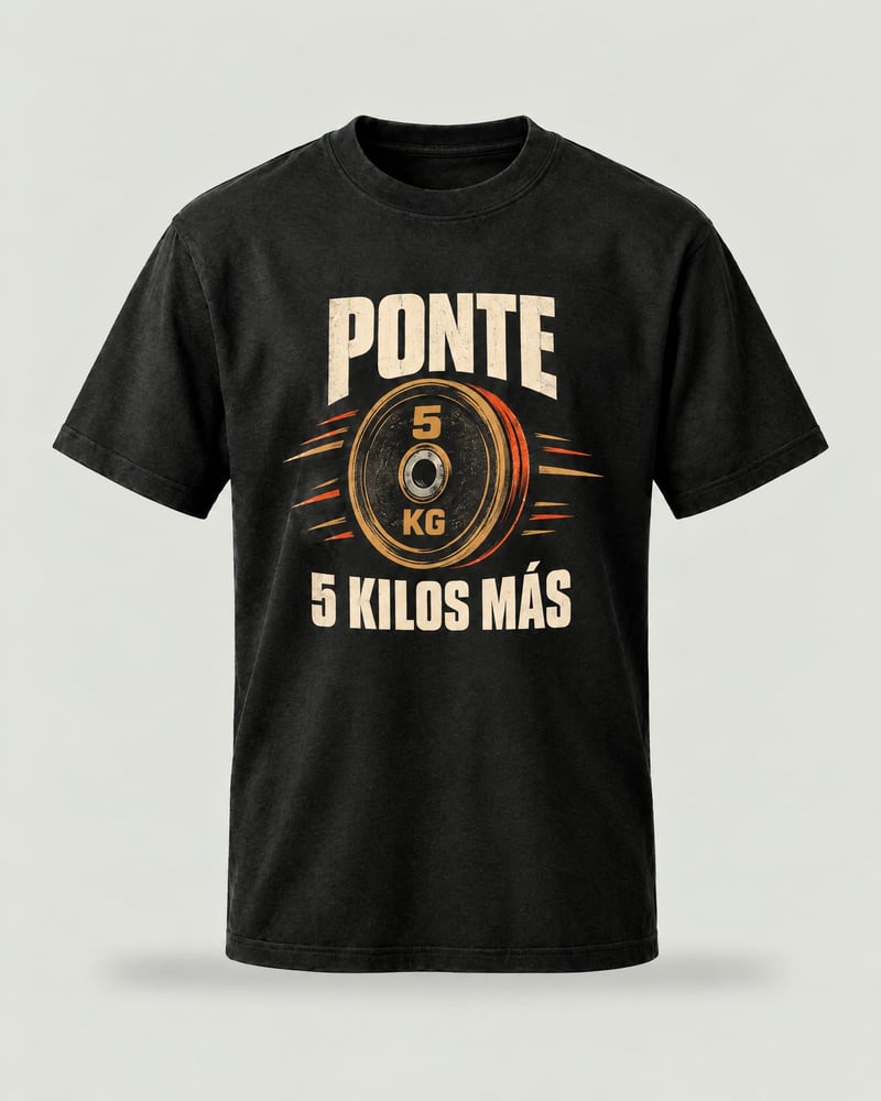 Camiseta oversize «Ponte 5 kilos más», color negro, delante