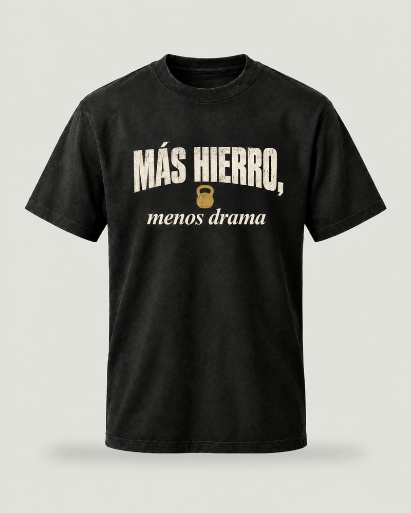Camiseta oversize «Más hierro, menos drama», color negro, delante