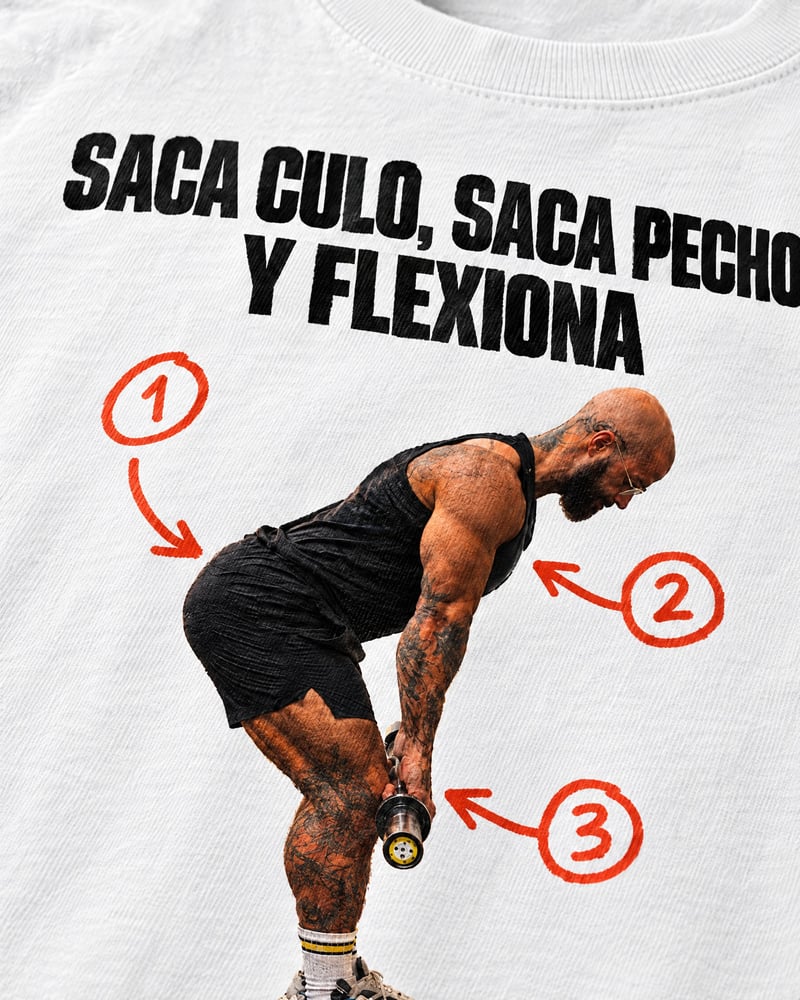 Camiseta oversize «Saca culo, saca pecho y flexiona», detalle del estampado