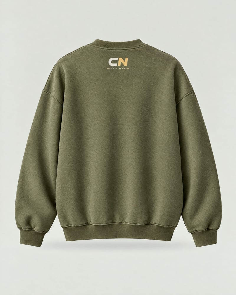 Sudadera oversize «Hecho a base de repeticiones», color oliva, espalda
