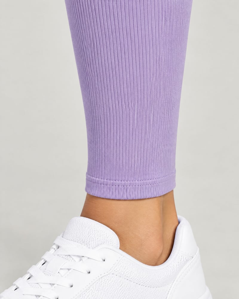 Conjunto Contour · sujetador de tirantes finos y mallas, detalle del estampado