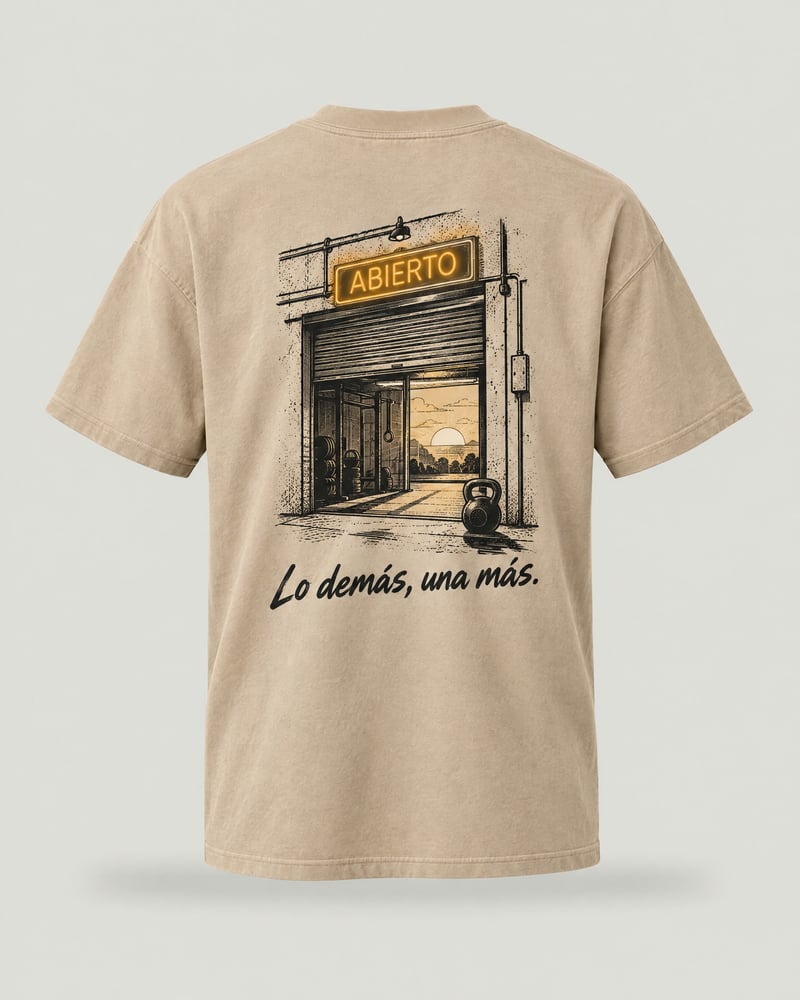 Camiseta oversize «Lo difícil es venir», color arena, espalda